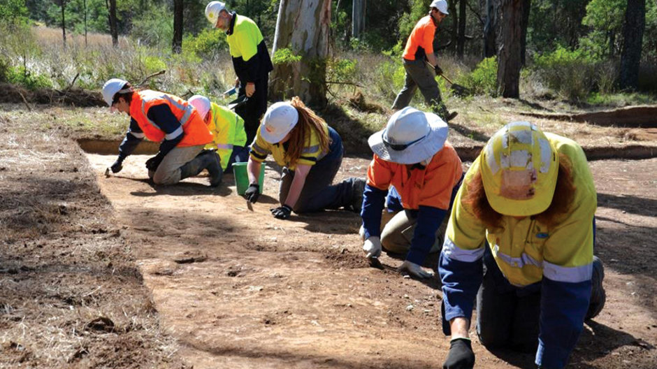 7 archaeologists and Aboriginal community representatives are at work on an archaeological dig site.