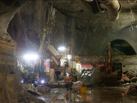 Machines and workers in the tunnel