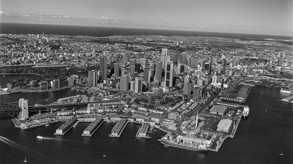 Black and white photograph of an aerial view of Sydney Harbour in 1980s.