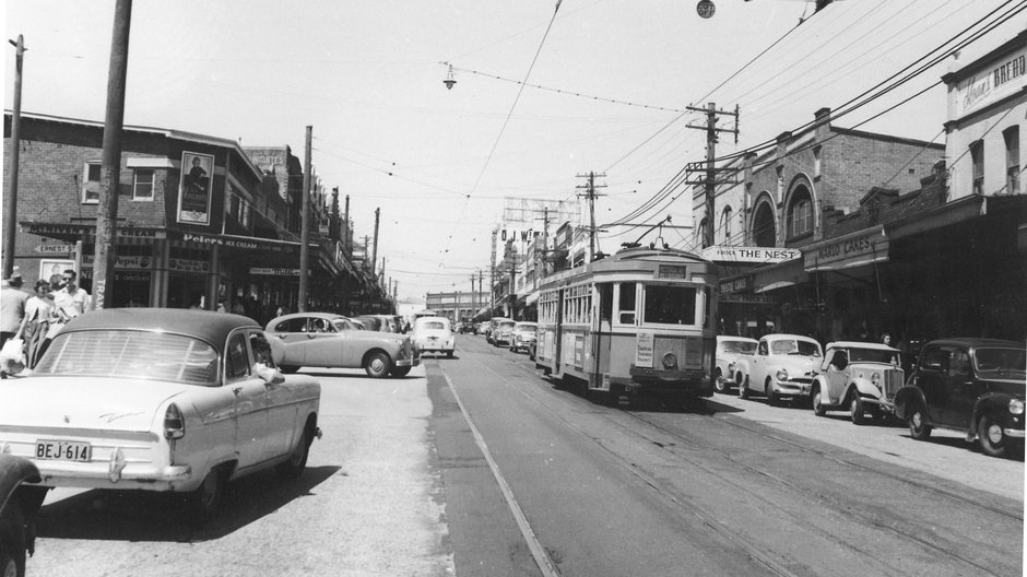 Black and white photo of a tram travelling north along Willoughby Road, Crows Nest.