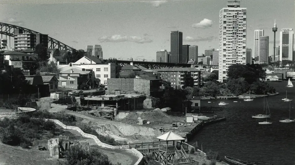 An old black and white image of Sawmillers Reserve and adjacent foreshore to Blues Point, 1984