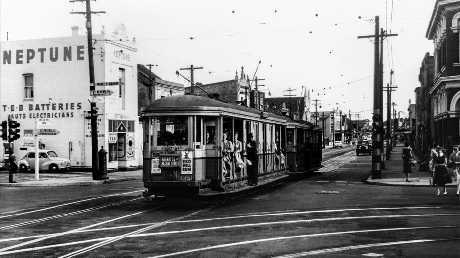 Black and white photo of a tram heading down Botany and Henderson Roads in 1953.