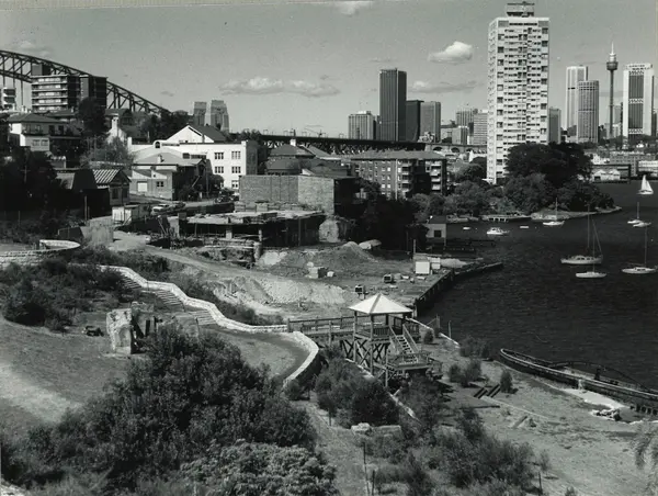 An old black and white image of Sawmillers Reserve and adjacent foreshore to Blues Point, 1984