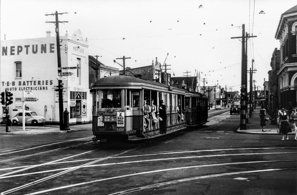 Black and white photo of a tram heading down Botany and Henderson Roads in 1953.