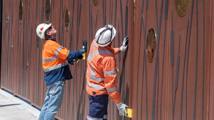 Konstantina's artwork turns a Sydney Metro fence into a tribute to Gadigal culture.